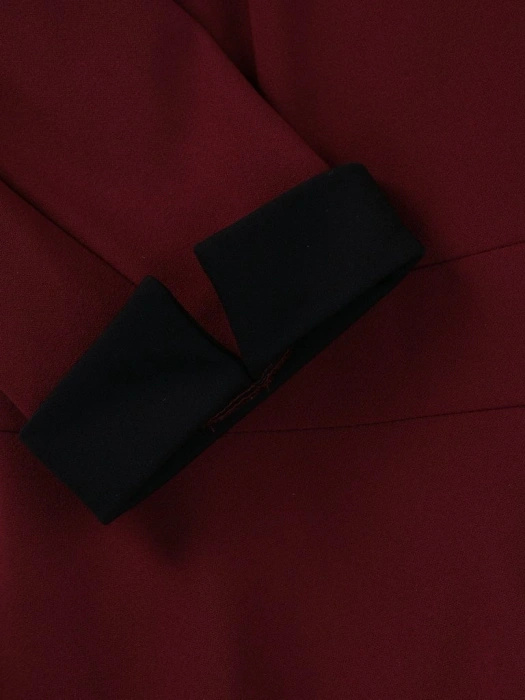 Elegancka bordowa sukienka rozkloszowana z kołnierzykiem – wyszczuplające pionowe przeszycia i rękaw 3/4 14730