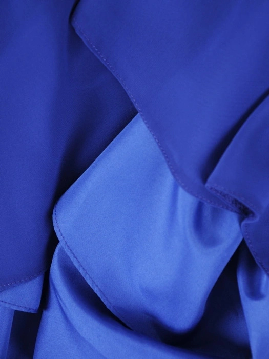 Chabrowa sukienka rozkloszowana midi z dekoltem serek – ozdobny pasek w talii i zwiewne falbany 38084