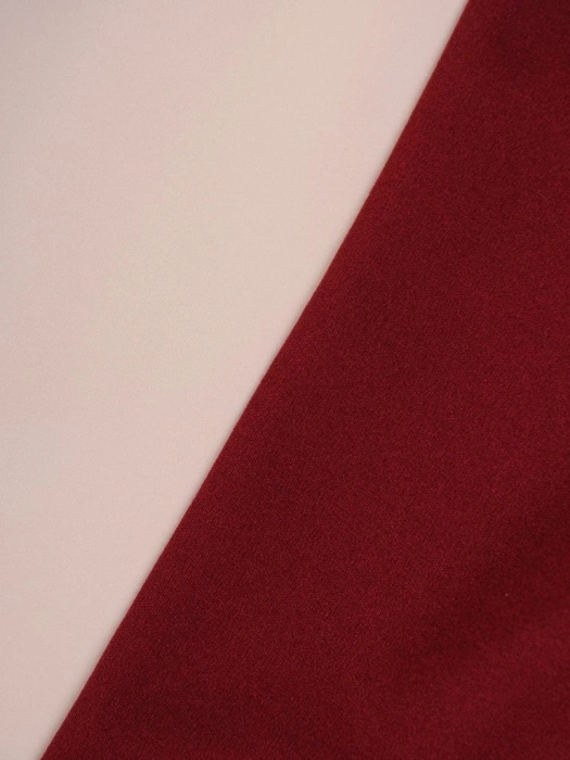 Bordowo-kremowa sukienka damska midi z dekoltem V – prosty krój z optycznie wysmuklającymi przeszyciami 23205
