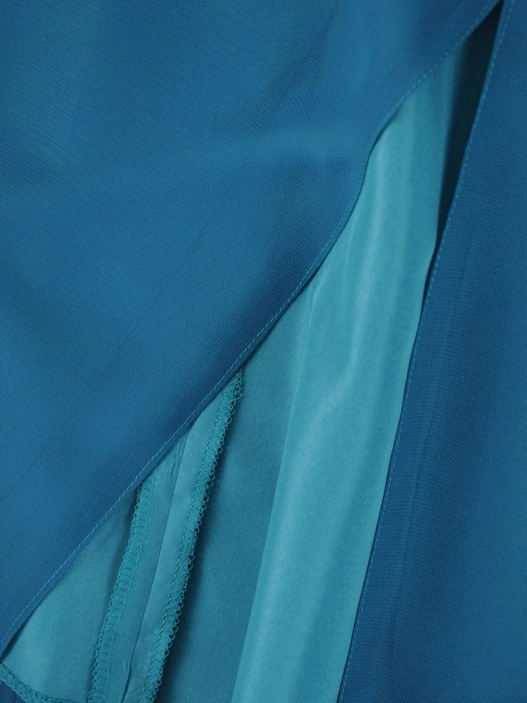 Elegancka zielona sukienka rozkloszowana maxi – kobiecy fason z efektownym rozcięciem 38657