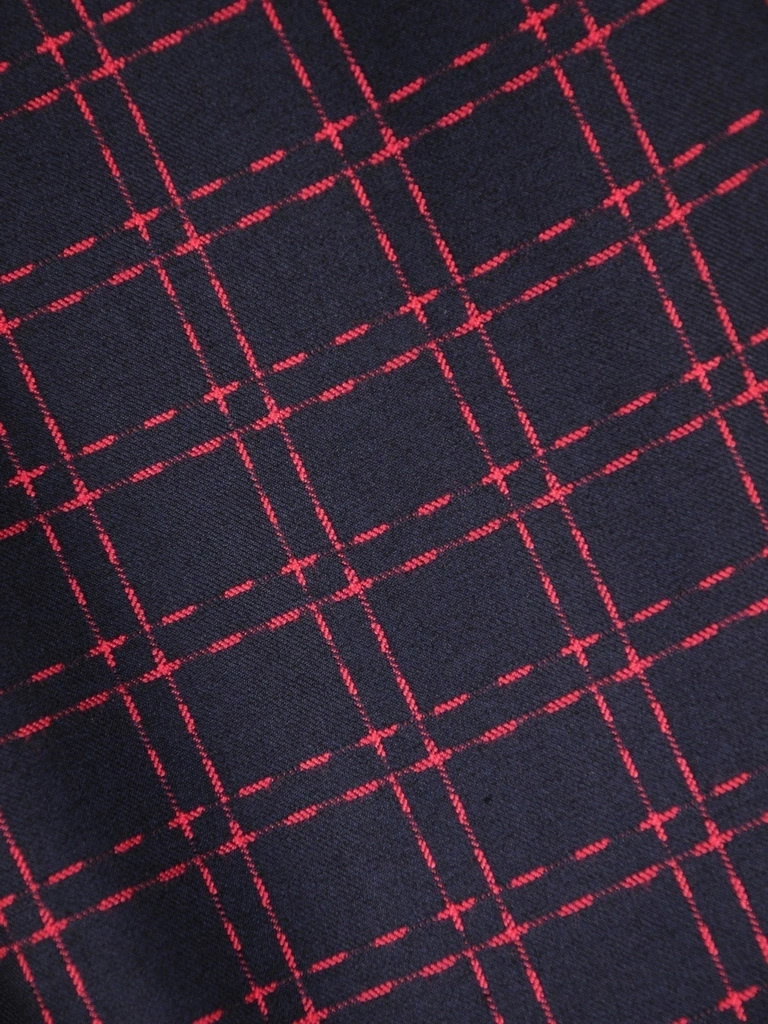 Elegancka sukienka rozkloszowana w kratę – stylowy fason z kontrafałdami i kołnierzykiem 34193