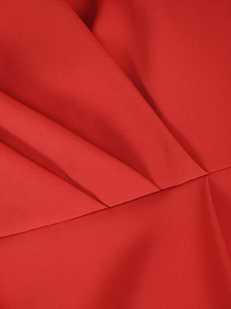 Elegancka czerwona suknia na sylwestra i studniówkę maxi – rozkloszowany dół z kobiecym rozcięciem 18617