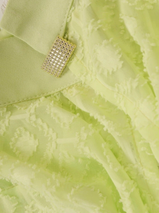 Elegancki kostium damski na wesele w kolorze limonki – kobiecy fason z żakietem i broszką 35742
