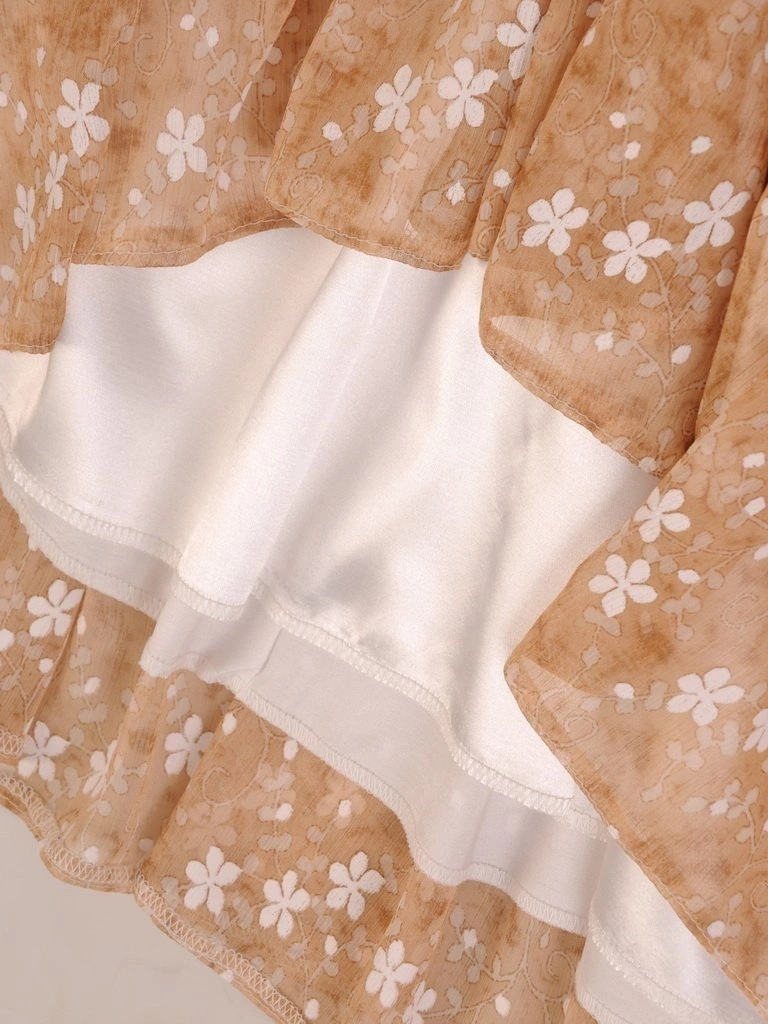 Elegancka sukienka trapezowa w kwiaty midi – tuszujący krój z wiązanym rękawem 26165