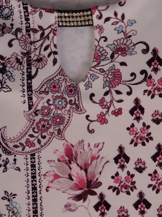 Sukienka z ozdobnie wykrojonym dekoltem Grażyna II, wiosenna kreacja z dzianiny.