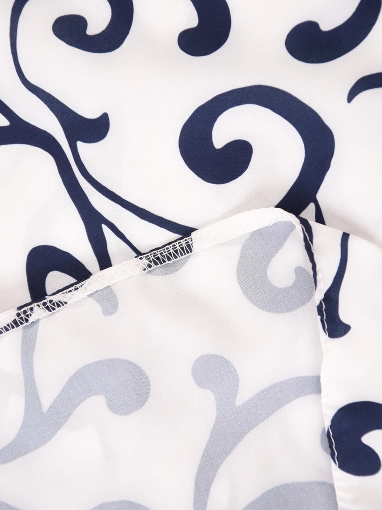 Elegancka bluzka plus size biała z granatowym wzorem, dekolt V i rękaw 3/4 – prosty krój, który wysmukla sylwetkę 40816