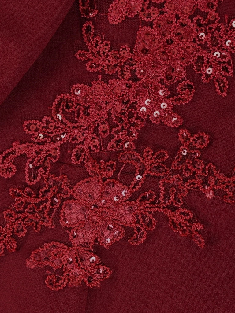 Elegancka bordowa sukienka na andrzejki i święta o prostym kroju – koronkowe wstawki modelujące sylwetkę 24196