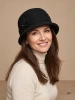 Czarny kapelusz damski typu cloche na jesień – elegancki fason z ozdobną wstawką 42410
