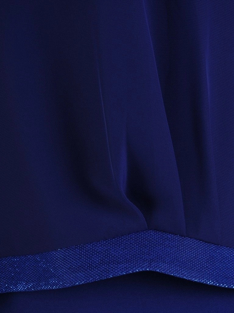 Elegancka sukienka wieczorowa midi o prostym fasonie, chabrowa – zwiewna narzutka wysmuklająca sylwetkę 22965