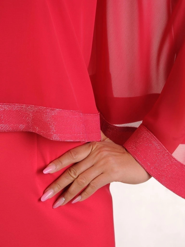 Elegancka malinowa kreacja na wesele o prostym fasonie – lekka narzutka i wyszczuplające przeszycia 26356