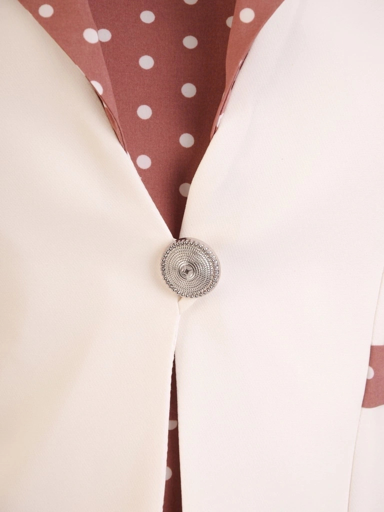 Elegancka garsonka na wesele w grochy pudrowy róż – wyszczuplające zaszewki i kobiecy fason 32899