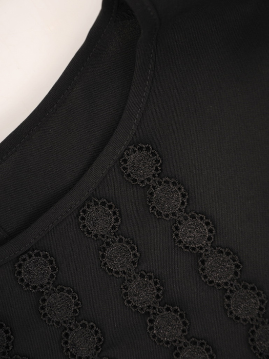 Czarna bluzka damska z koronkową aplikacją na dekolcie 31623