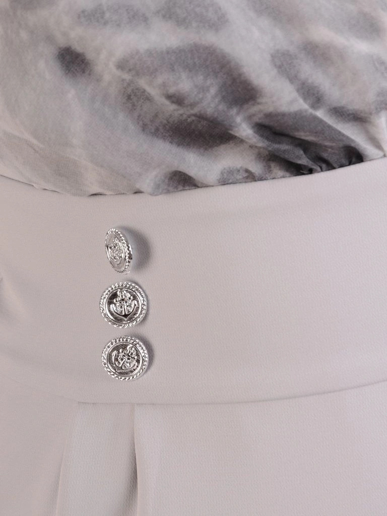 Elegancka szara sukienka na andrzejki i święta – prosty krój z szyfonowymi rękawami 25778