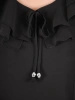 Elegancka czarna sukienka rozkloszowana z żabotem – kobiecy krój tuszujący biodra 36244