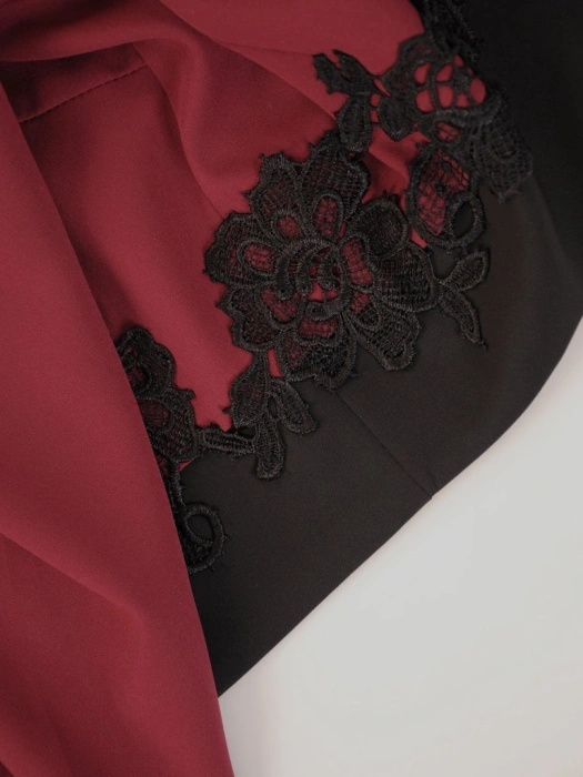 Bordowo-czarna garsonka damska z prostą sukienką midi – elegancki fason z ozdobną broszką i koronką 35008