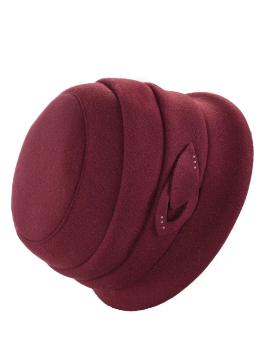 Elegancki ocieplany kapelusz damski cloche w kolorze buraczkowym z cyrkoniami i regulacją obwodu 40916