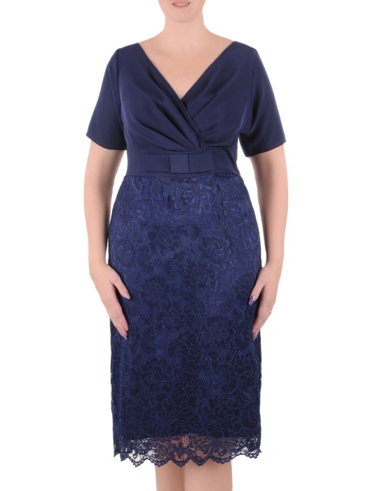 Elegancka granatowa sukienka na wesele – prosty fason midi z efektowną koronką w kwiaty 35048