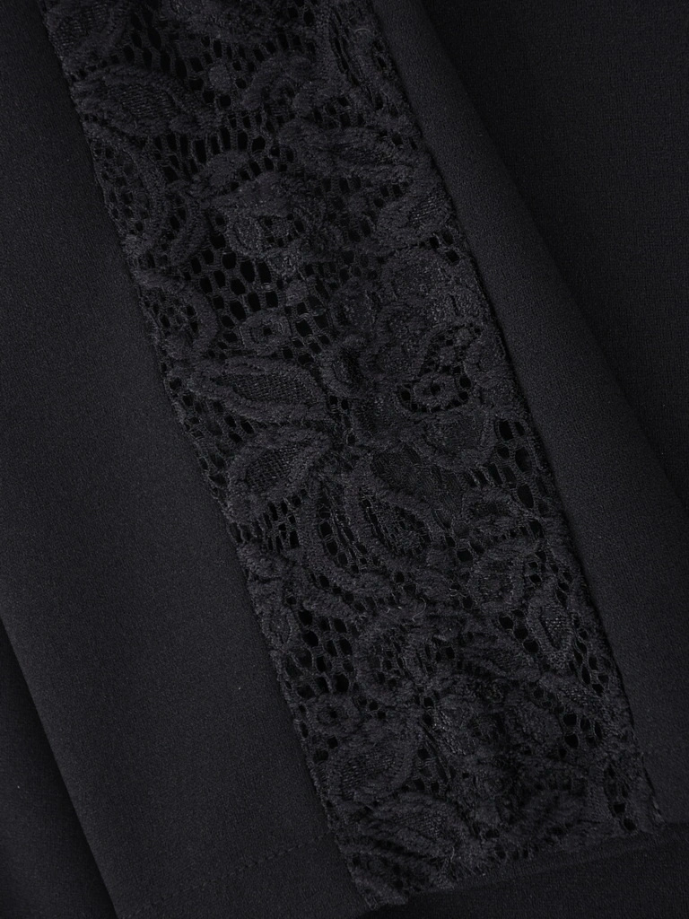 Elegancka czarna sukienka trapezowa midi – maskujący fason z efektowną koronką 41032