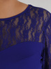 Prosta sukienka z rękawami z koronki, elegancka kreacja w chabrowym kolorze 20046