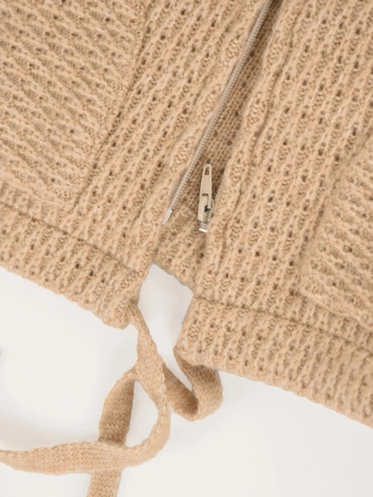 Elegancki sweter damski na suwak w odcieniu beżowym – prosty krój z kapturem i bufiastym rękawem 42177