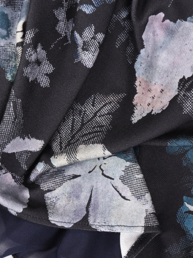 Elegancka sukienka maxi rozkloszowana w kwiaty – kobiecy fason z rękawem 3/4 tuszujący biodra 40389