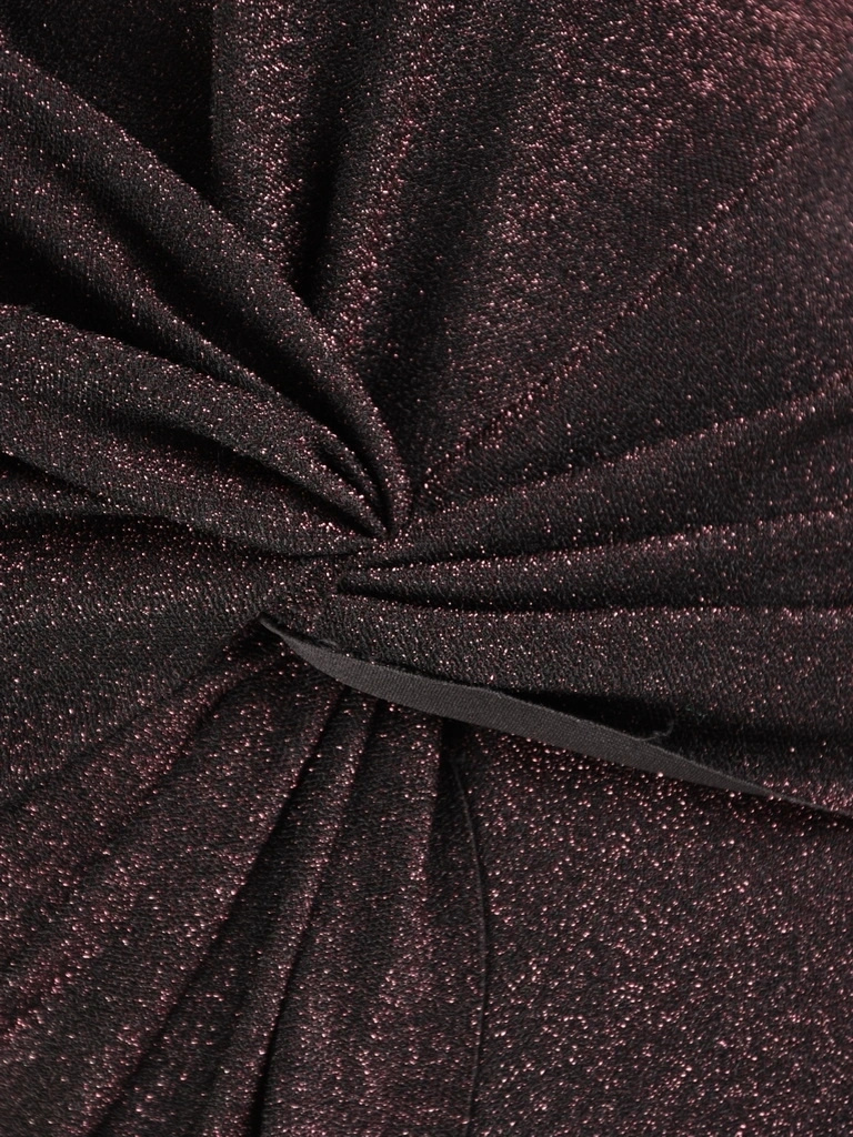 Bordowa sukienka na andrzejki i sylwestra o prostym kroju – dekolt w serek i tuszujące marszczenia 41002