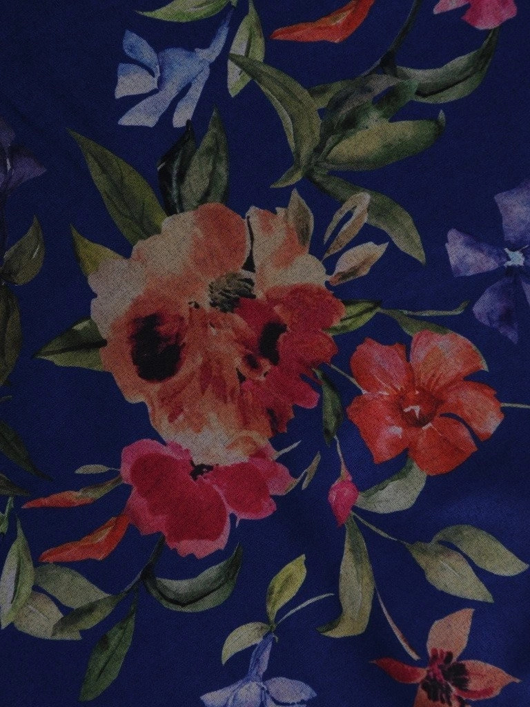 Elegancka sukienka trapezowa w kwiaty z rękawem 3/4 – wysmuklający krój z ozdobnym paskiem 19451