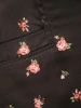 Elegancka czarna sukienka rozkloszowana w kwiaty – fason z kieszeniami i dekoltem w serek 29779