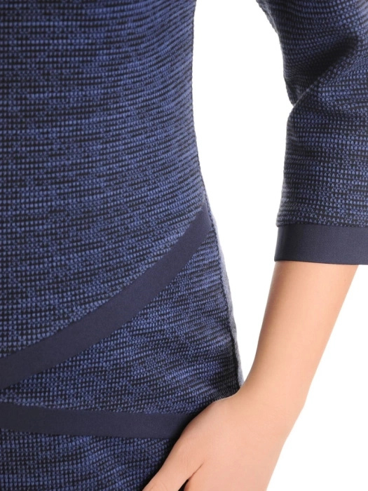 Granatowa sukienka prostego kroju z rękawem 3/4 – ozdobne wstawki i dekolt łódka 34554