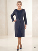 Granatowa sukienka midi w kratę z długim rękawem – elegancki, prosty fason modelujący sylwetkę 31343