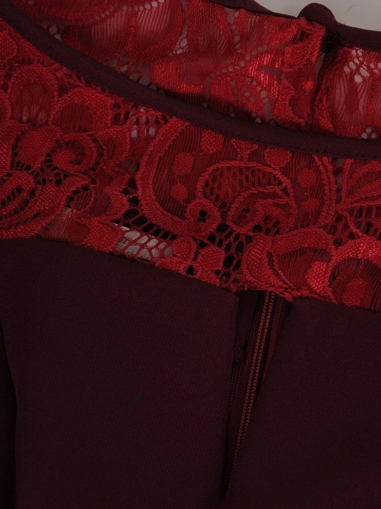 Czerwona sukienka rozkloszowana mini z dekoltem łódka – wysmuklające przeszycia akcentujące talię 12892