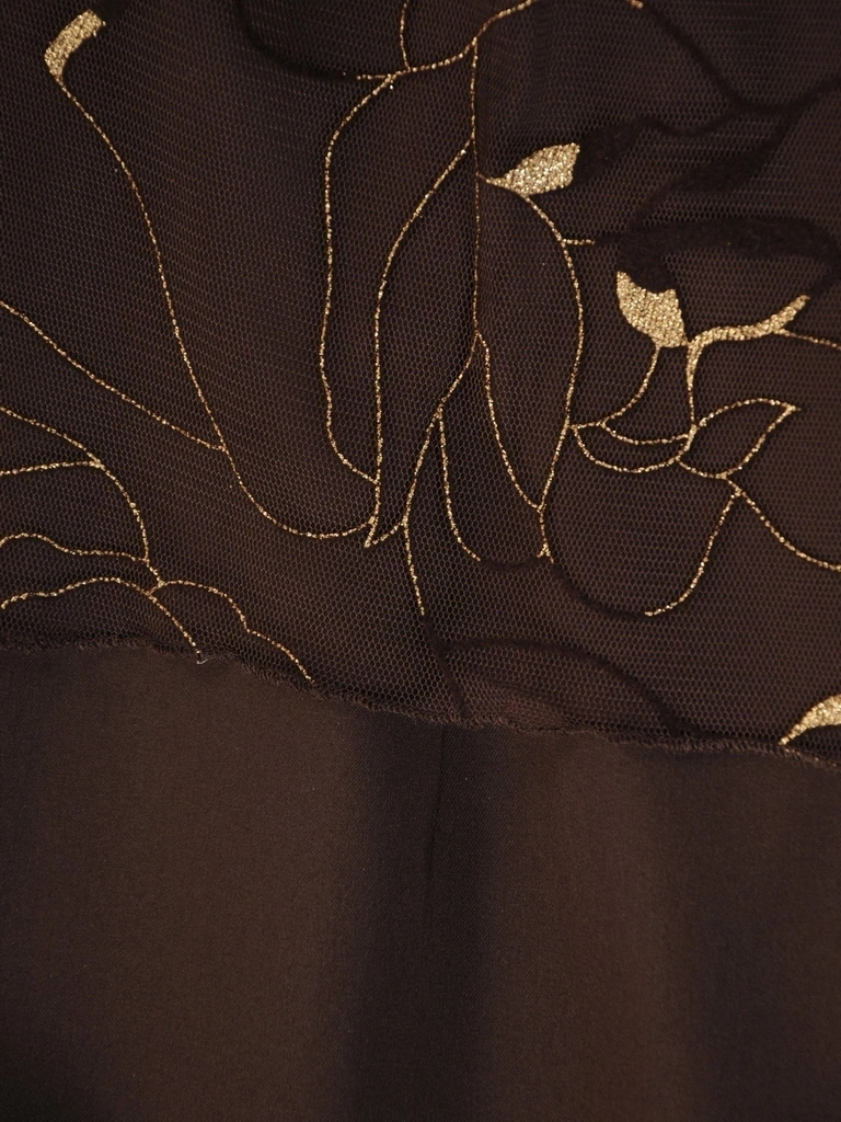 Brązowo-złota sukienka wizytowa midi w kwiaty – prosty fason z efektowną koronkową narzutką 34954