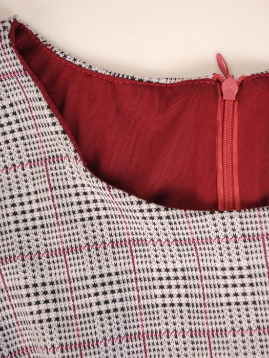 Elegancki kostium damski z sukienką w kratkę i żakietem – zaszewki wysmuklające talię 33878