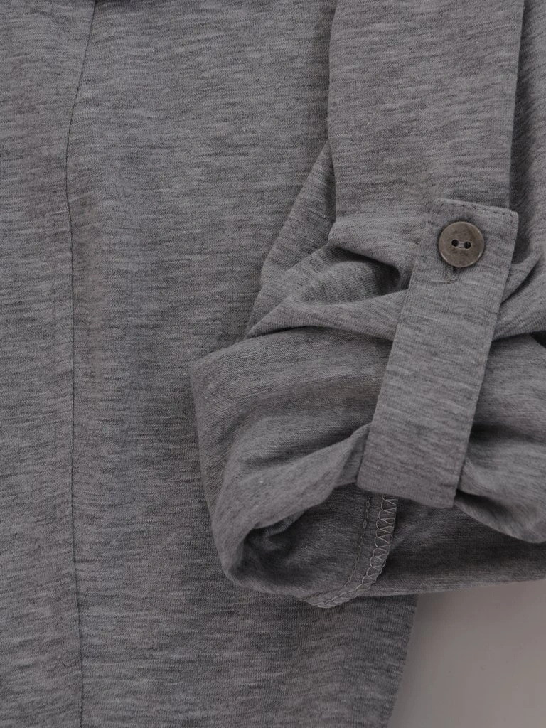 Elegancka szara sukienka rozkloszowana z kołnierzem – wyszczuplający fason z ozdobnymi guzikami 9467
