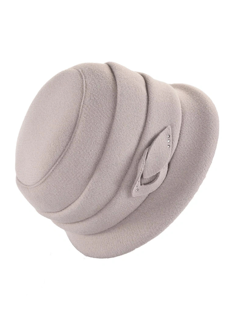 Szary kapelusz damski cloche w stylu retro – elegancki model z krótkim rondem, ozdobną wstawką i cyrkoniami 40912