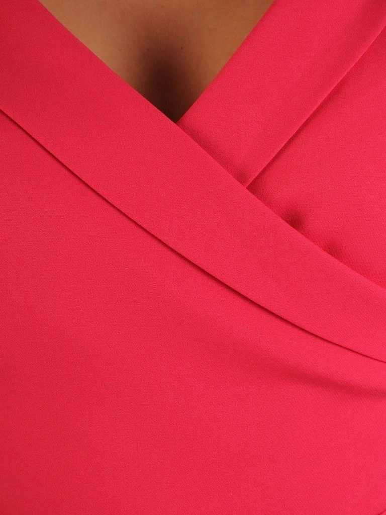 Długa malinowa sukienka na wesele rozkloszowana – kopertowy dekolt z eleganckim rozcięciem 21970