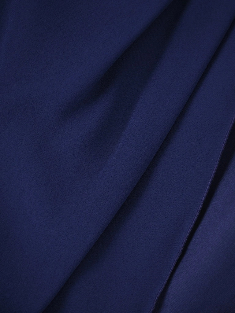 Granatowa sukienka wizytowa o prostym kroju – wysmuklająca zakładka z odpinaną broszką 38859