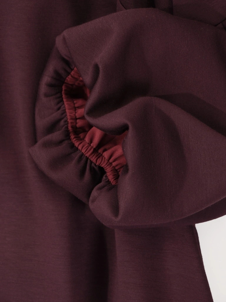 Fioletowa sukienka tuba z bufiastym rękawem – elegancki fason midi z odpinanym kwiatem 40958