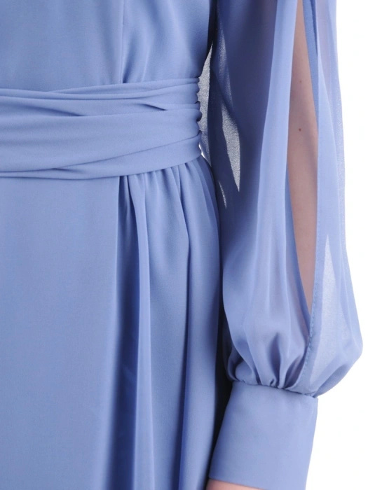 Niebieska sukienka rozkloszowana midi z dekoltem V – subtelnie podkreślająca talię kreacja na lato 35367