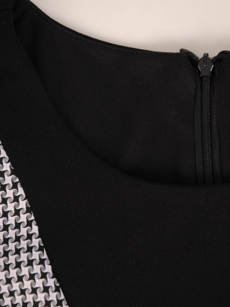 Elegancka czarno-biała sukienka w pepitkę – prosty fason optycznie wyszczuplający sylwetkę 27026