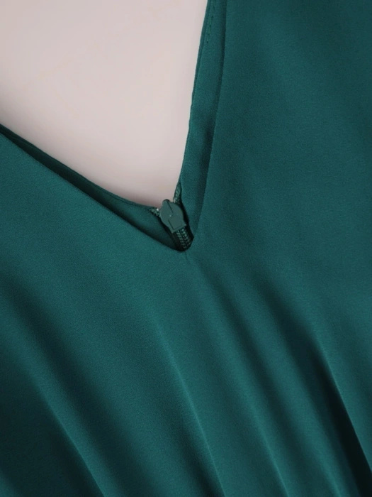 Elegancka butelkowa sukienka midi rozkloszowana z dekoltem serek – bufiaste rękawy i maskujące drapowanie 38817