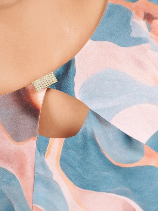 Khaki sukienka wizytowa o rozkloszowanym kroju – plisowany dół z ozdobnym dekoltem 36783