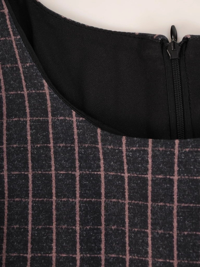 Szara sukienka w kratę midi rozkloszowana – optycznie wyszczuplające zaszewki i ozdobne patki 27003
