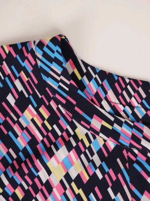 Elegancka bluzka damska wizytowa w wielobarwny print – prosty krój z ozdobnymi guzikami 35206