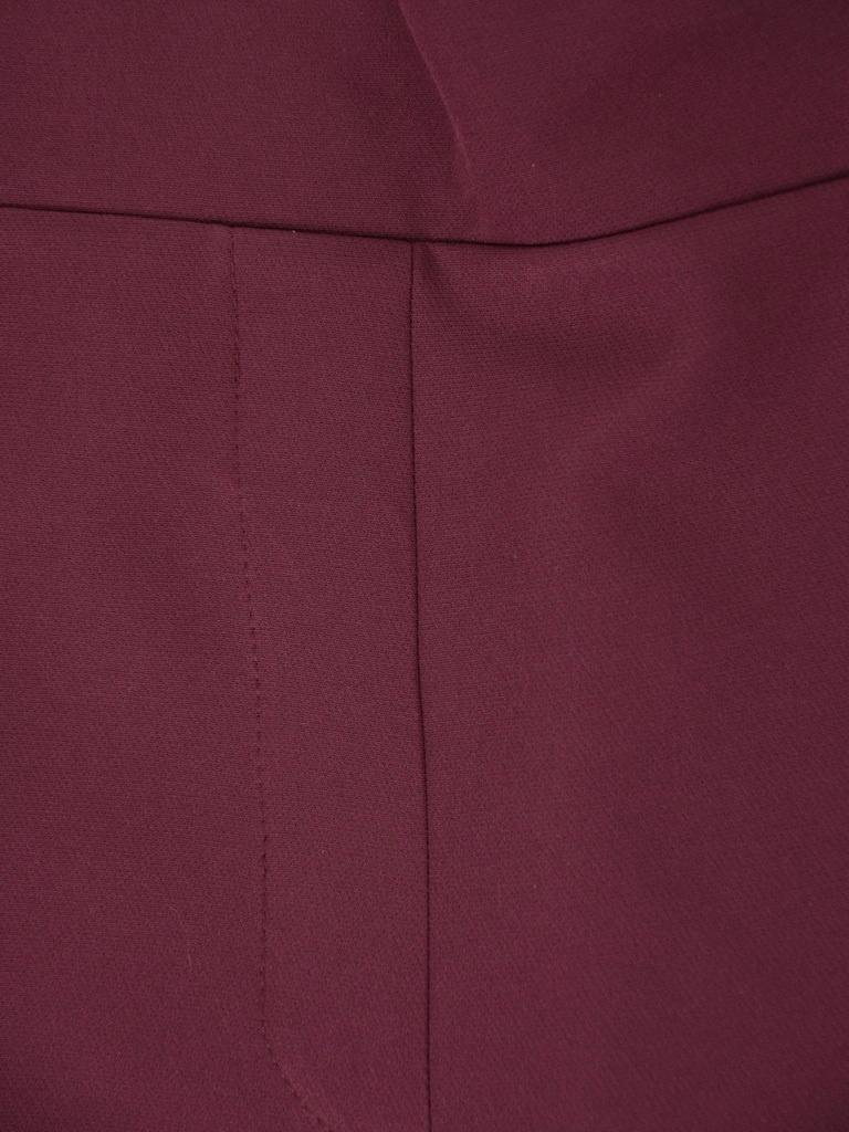 Elegancki garnitur damski ze spodniami bordowy – prosty fason z paskiem podkreślającym talię 41912