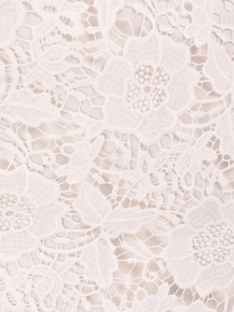 Elegancka biała sukienka wizytowa w kwiaty – prosty krój z kobiecym dekoltem w serek 41876