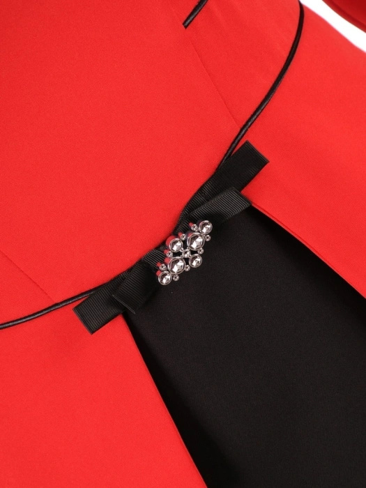 Elegancka czarno-czerwona sukienka ołówkowa midi – baskinka modelująca talię i odpinana broszka 36589