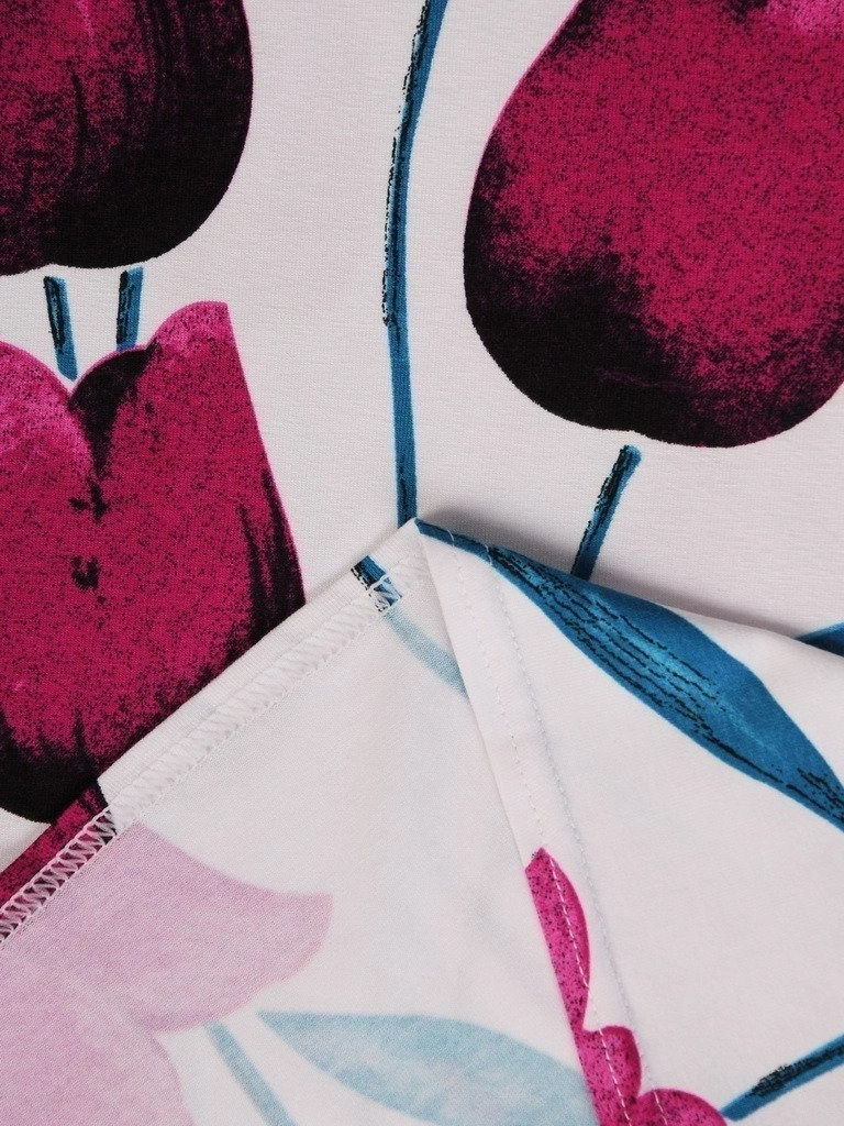 Elegancka bluzka damska w kwiaty – prosty fason z okrągłym dekoltem dający swobodę ruchów 10445