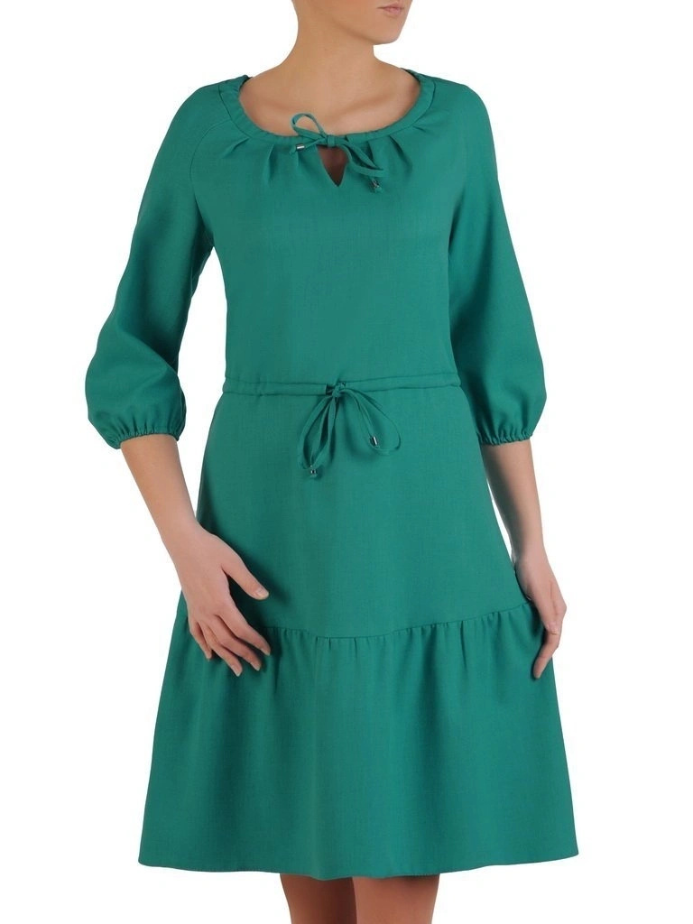 Elegancka turkusowa sukienka rozkloszowana z falbaną – modny dekolt łódka modelujący sylwetkę 25583