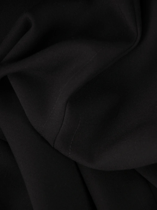 Elegancka czarna sukienka midi o prostym kroju – modelujące sylwetkę przeszycia i kieszenie 38721